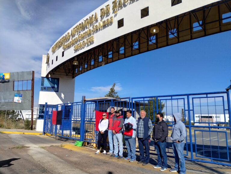 Bloquean docentes Campus Siglo 21