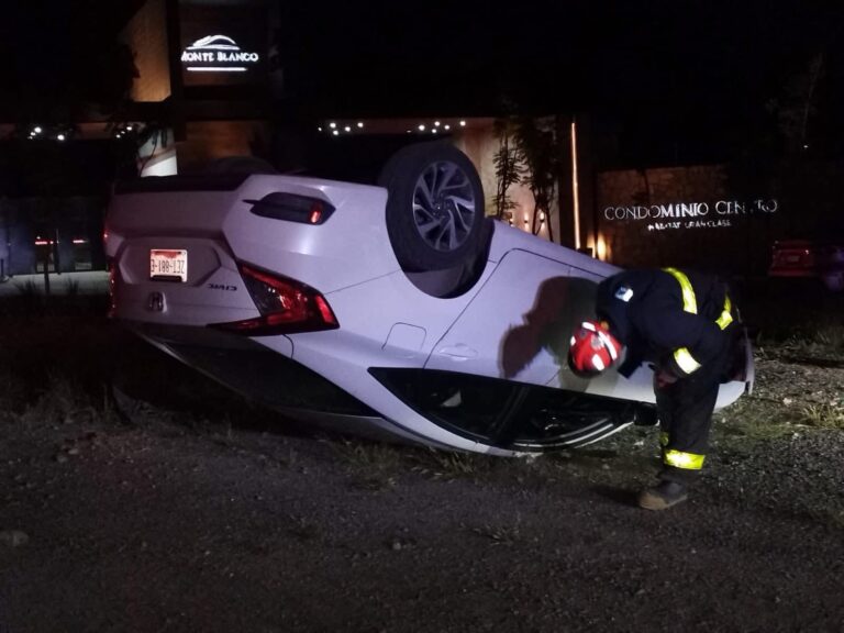 Vuelca conductora en bulevar El Bote
