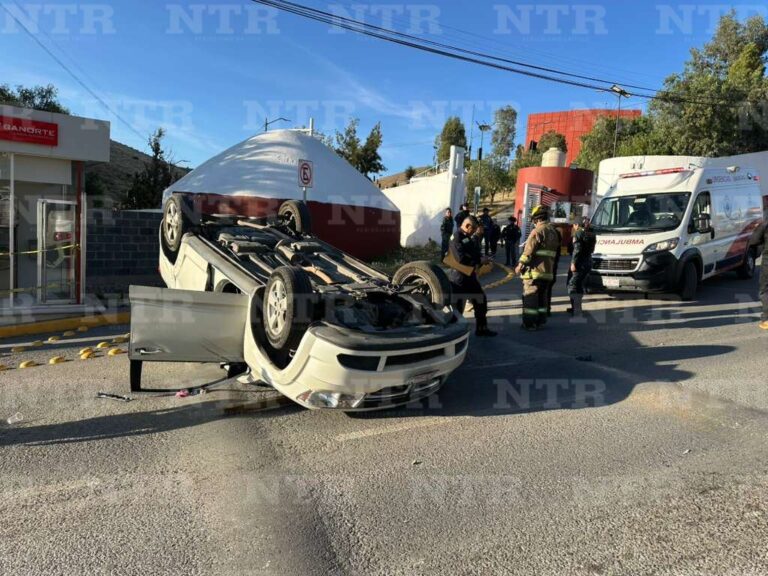 Choca contra patrulla y vuelca en vialidad San Simón