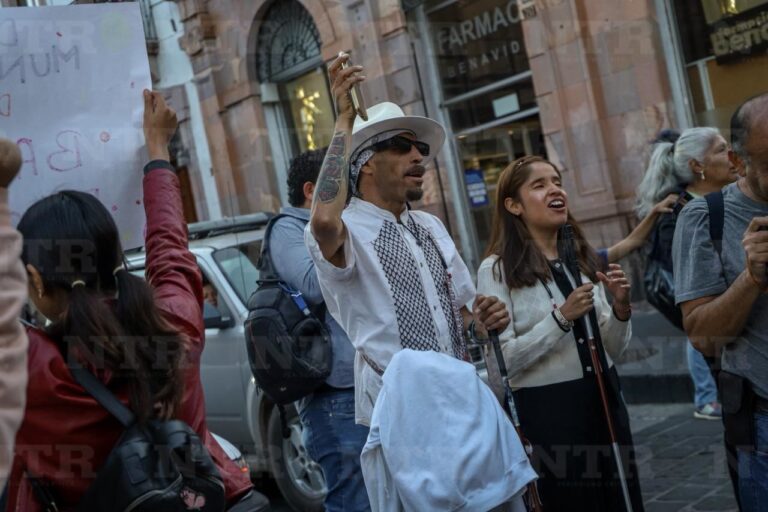 Marchan personas ciegas