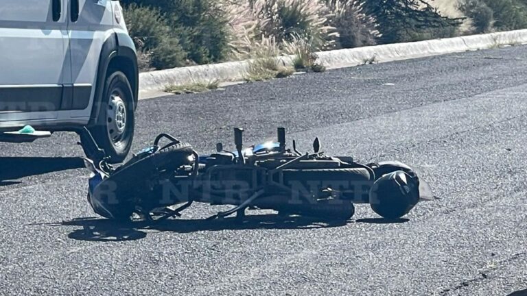 Chocan jóvenes motociclistas en zona industrial