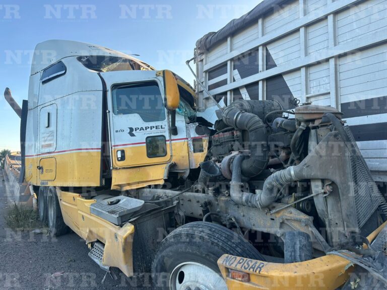 Colisionan 3 tráilers y una camioneta en Tránsito Pesado