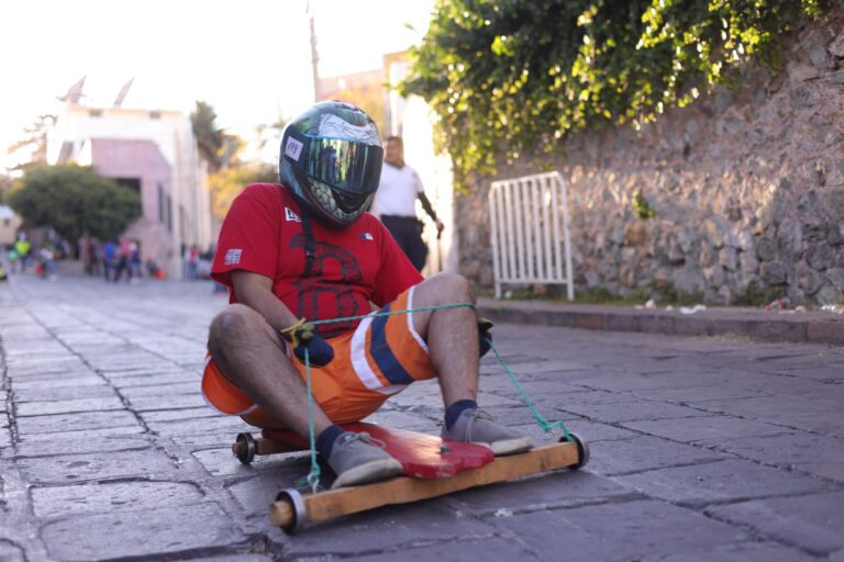 Carrera de carretas enciende a la capital