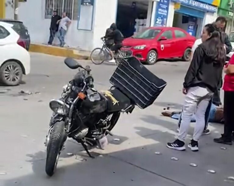 Conductor de auto avienta a motociclista