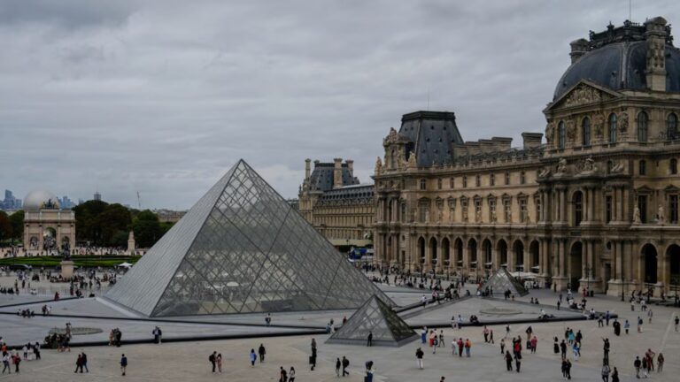 Robo de película en el Museo de Louvre