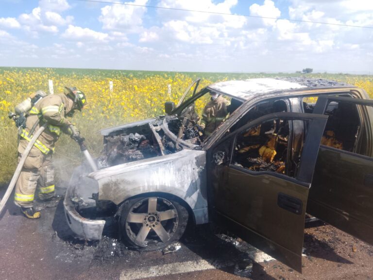Se incendia vehículo en la federal 23