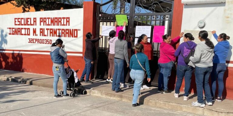 Siguen protestas por falta de docente