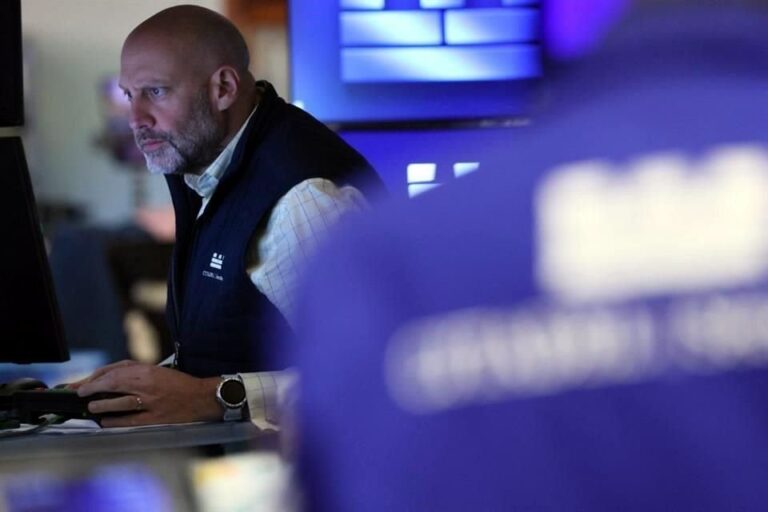 Suben acciones de EU impulsadas por Apple y Amazon