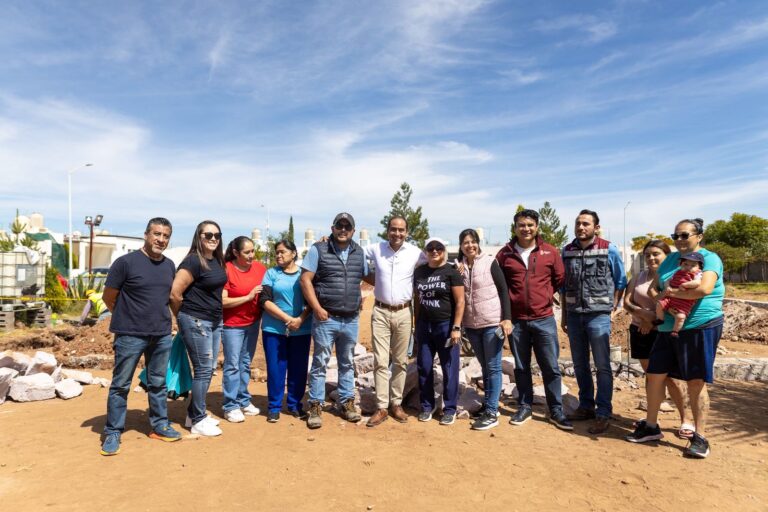 Supervisa Pepe Saldívar construcción de dos espacios recreativos