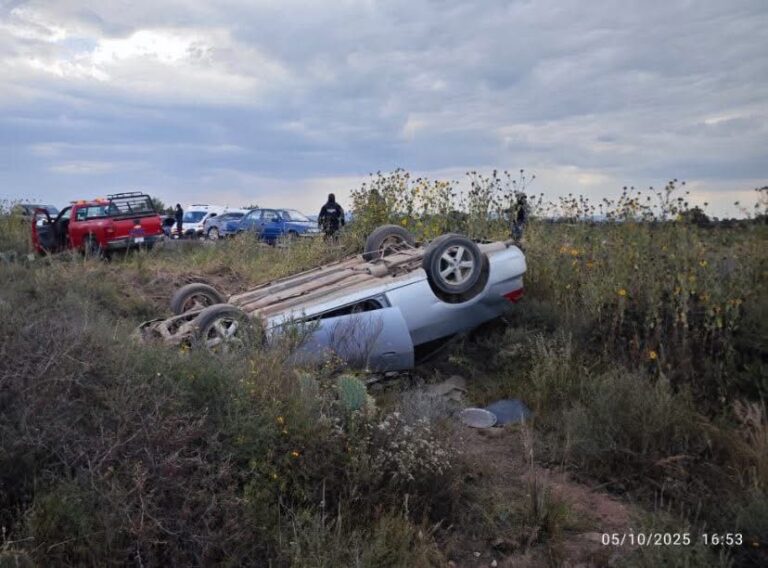 Vuelca unidad por presunto exceso de velocidad