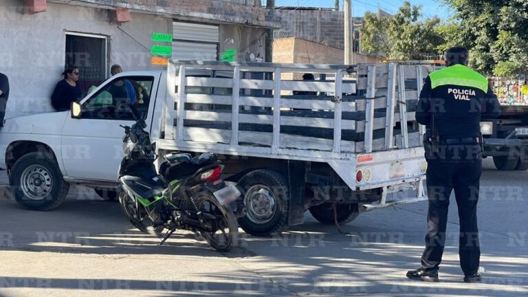 Chocan mujer y menor a bordo de motocicleta