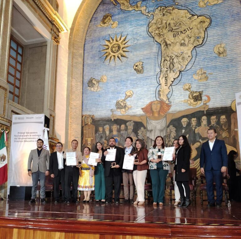 Recibe reconocimiento nacional docente de Cobaez plantel Luis Moya