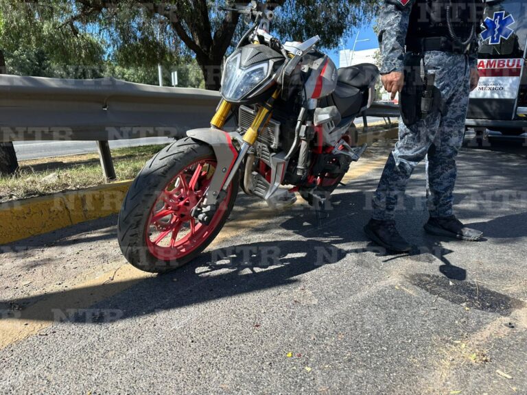Conductor piede control de su moto y derrapa