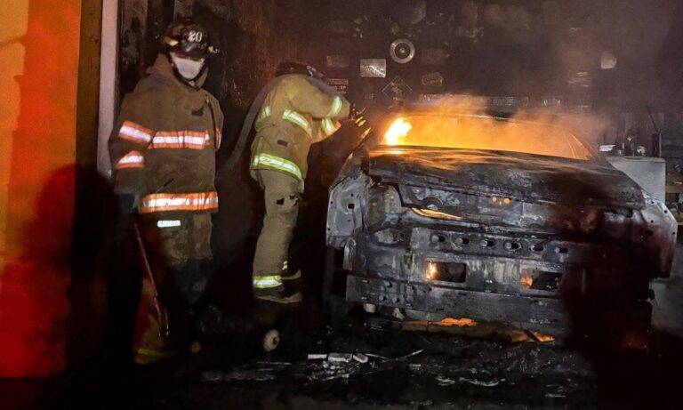 Se incendia vehículo en una cochera; no hay lesionados