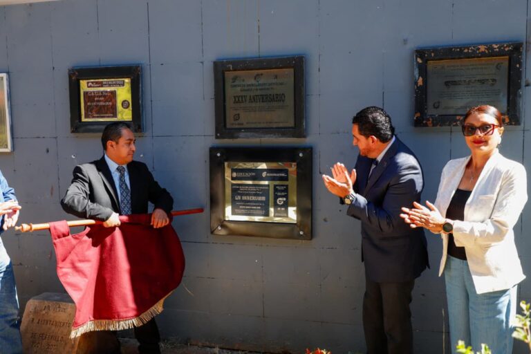 Develan placa por aniversario 54 de CBTIS