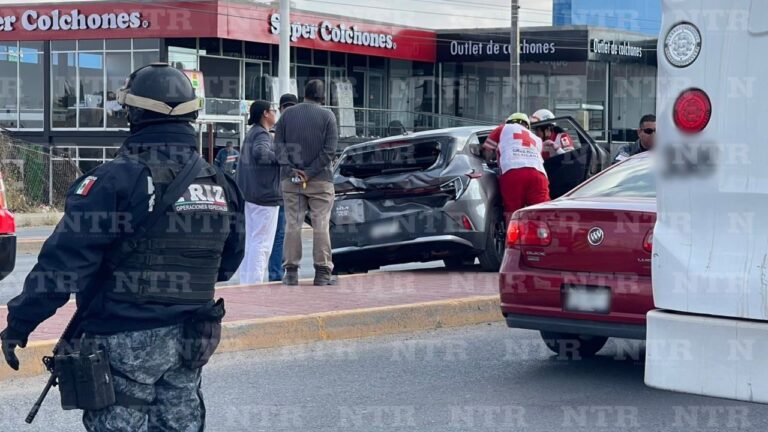 Mujer resulta lesionada tras choque en el Varela Rico