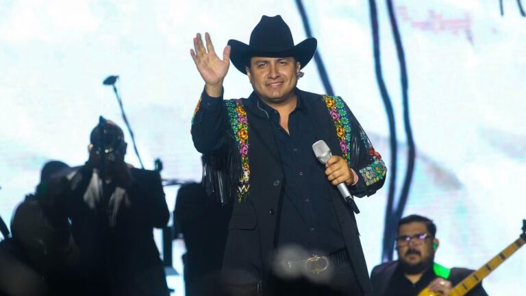 Honduras informa detención de piloto de Julión Álvarez por tráfico de drogas; cantante lo niega