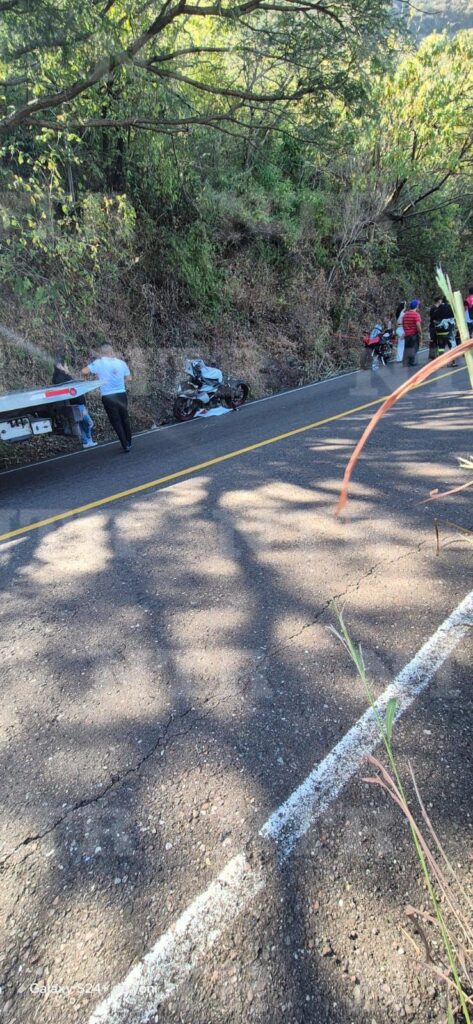 Muere hombre tras caer de su motocicleta