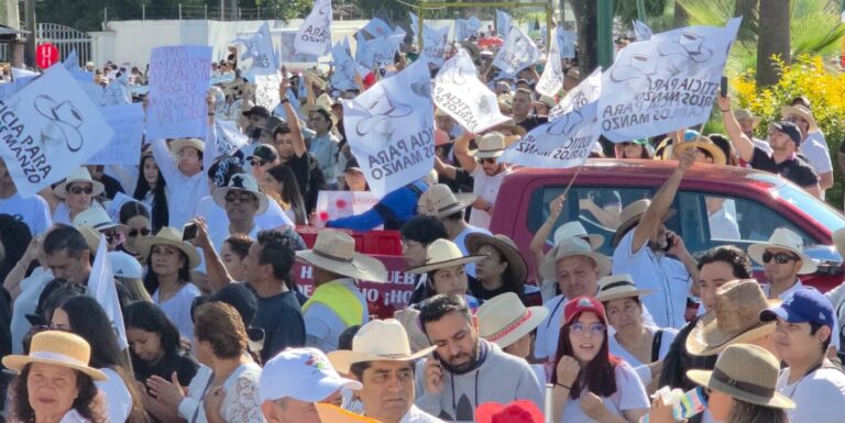 Se congregan ciudadanos para Marcha por la Paz en Uruapan