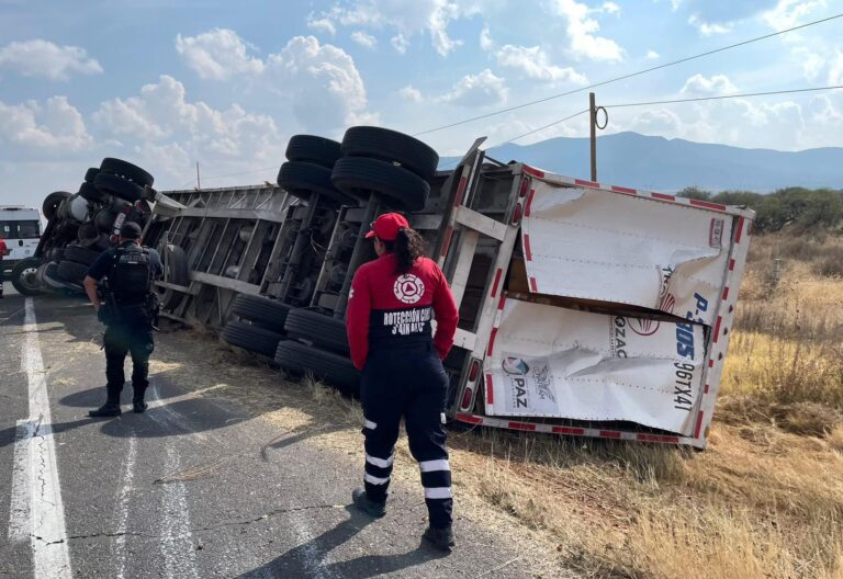 Se vuelca tráiler en Sain Alto; hay dos heridos