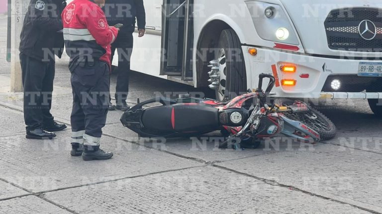 Motociclista se impacta con camión de personal