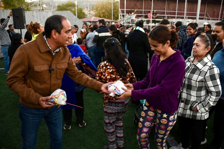 Celebran habitantes de la colonia posadas por la paz