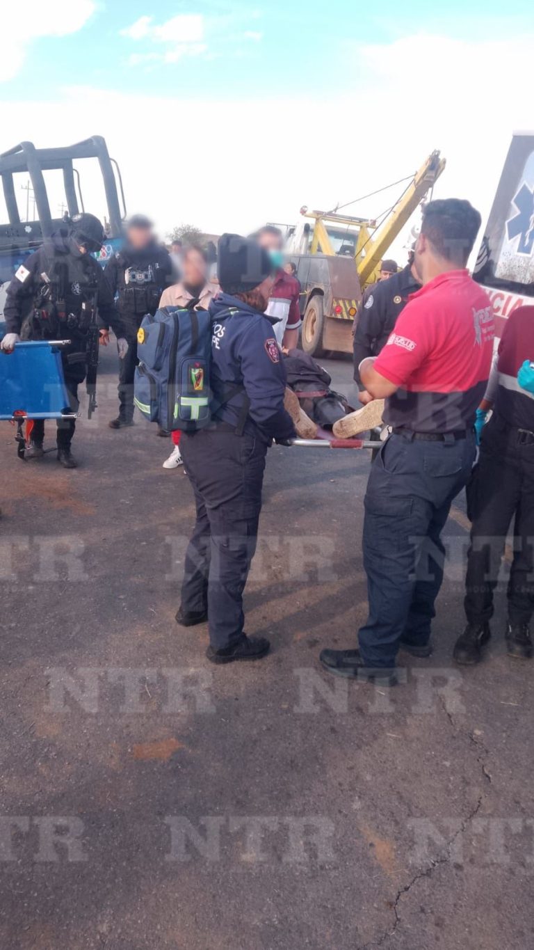 Muere menor en volcadura de camión escolar