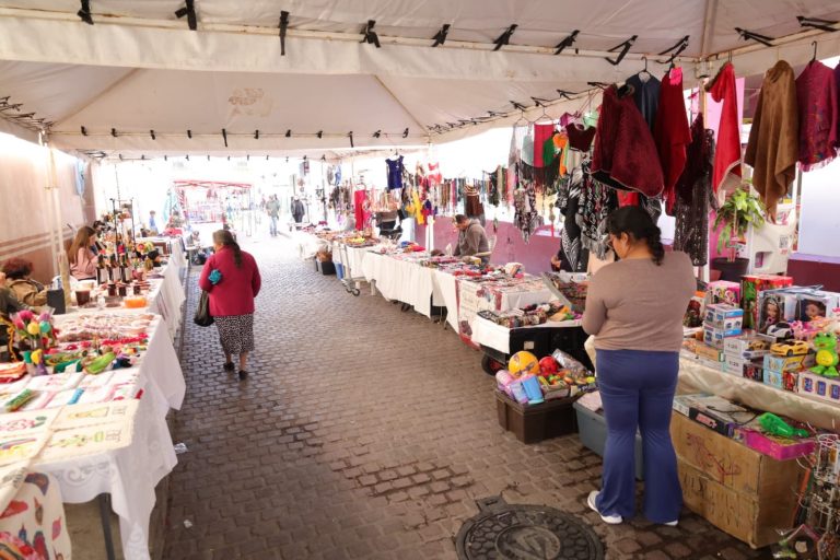 Artesanos exhiben productos locales