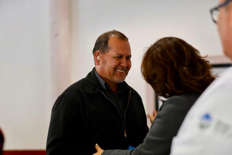 Entregan auxiliares auditivos para adultos