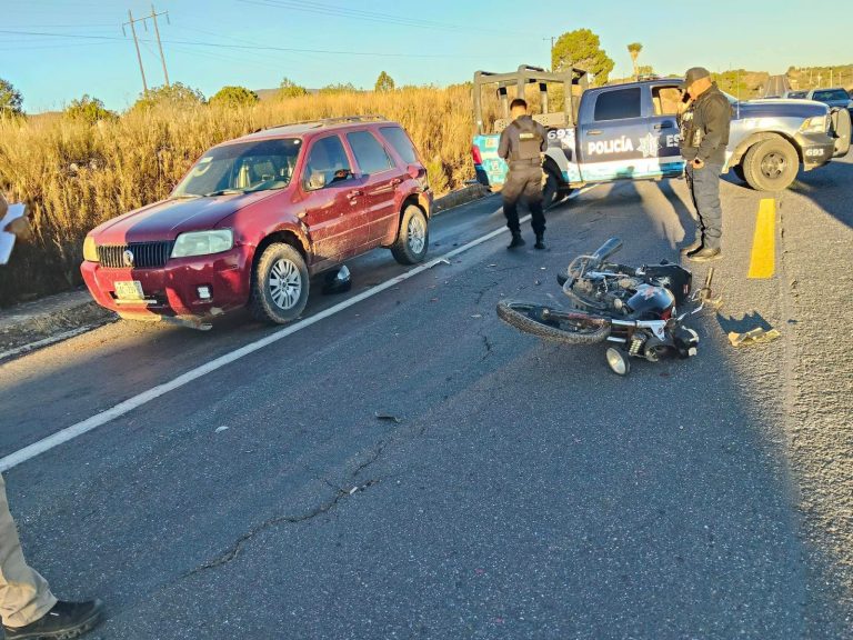 Choca motociclista contra camioneta y se lesiona