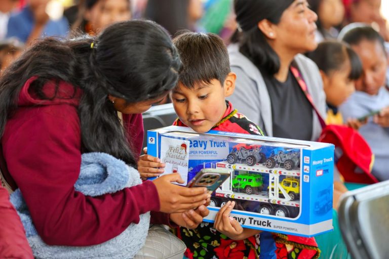 Entregan apoyos invernales a familias wixárikas