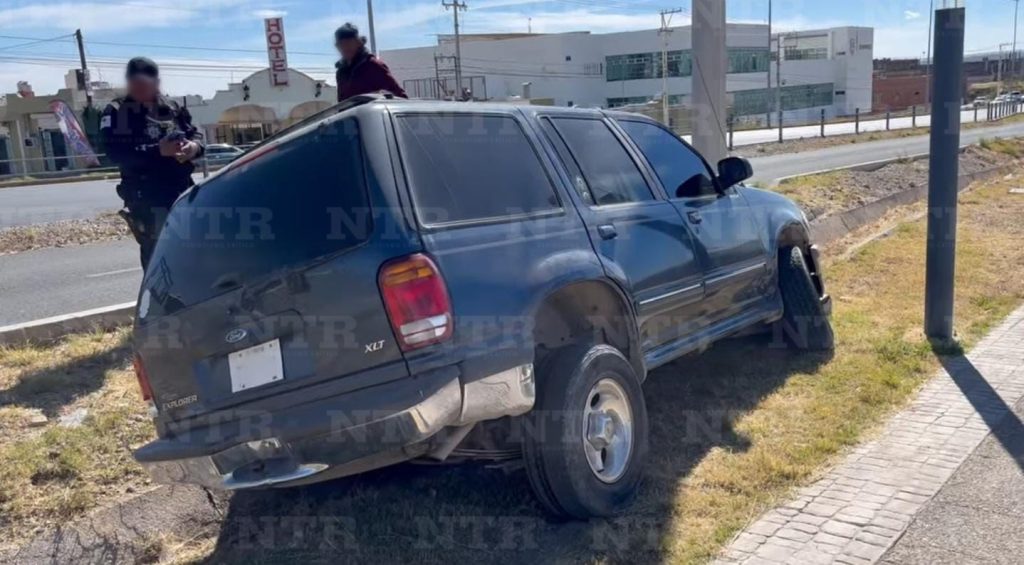 Pierde el control de su vehículo y termina en el Paseo del Peregrino ...