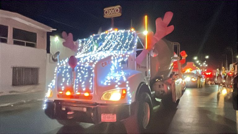 Celebran Tradicional Desfile Navideño