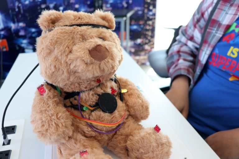 Crean a Yomu para facilitar la comunicación de personas con autismo