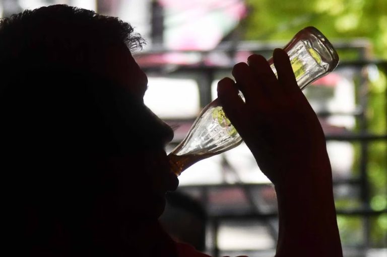 De refrescos a museos: Estos son los impuestos que suben en 2026