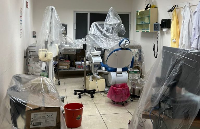 Equipo médico, intacto pese a goteras en el hospital