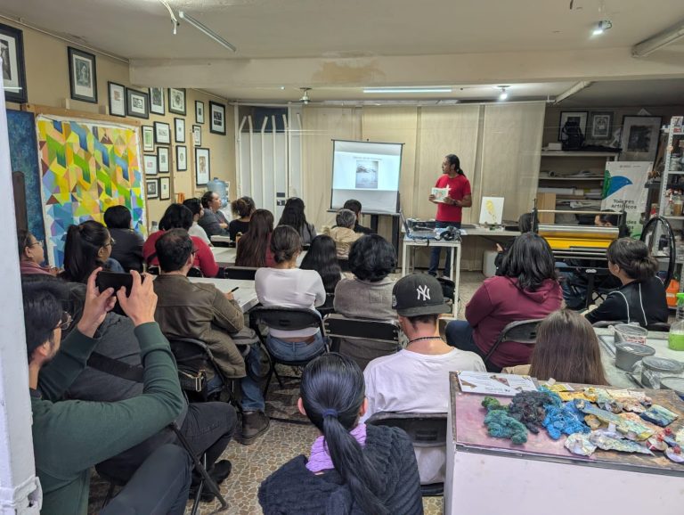 Jóvenes de La Marianita exponen grabados