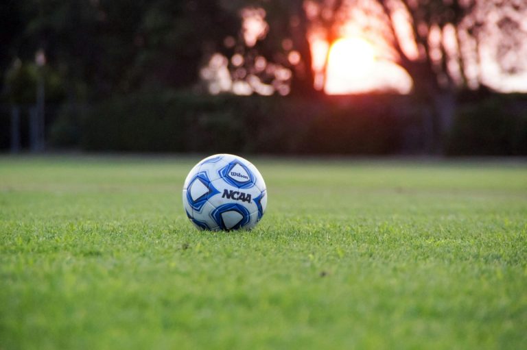 ¿Los criterios de Aguirre favorecen resultados inmediatos o construcción a largo plazo en la selección?