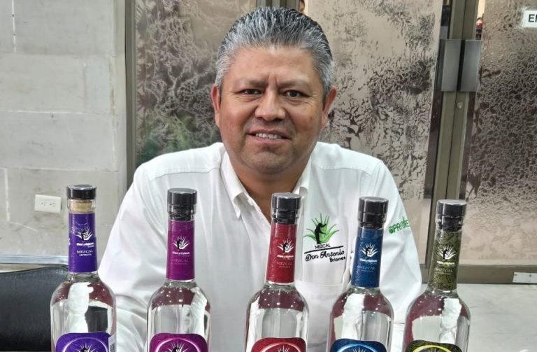 Mezcaleros de Pinos piden ayuda para exportar a EU