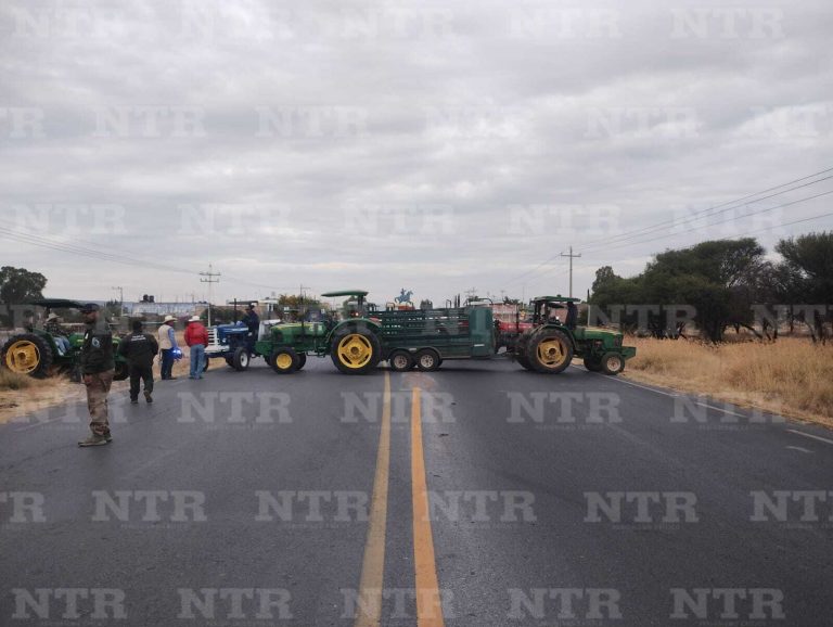Productores bloquean carreteras