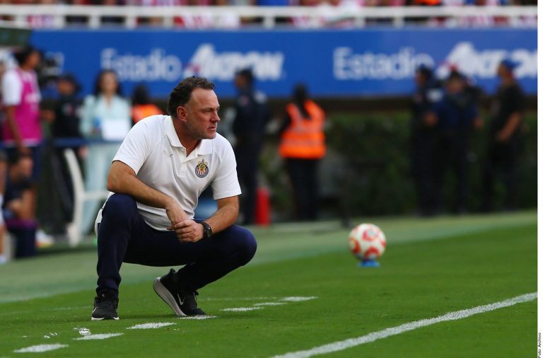 Viaja Chivas con novedades a la pretemporada