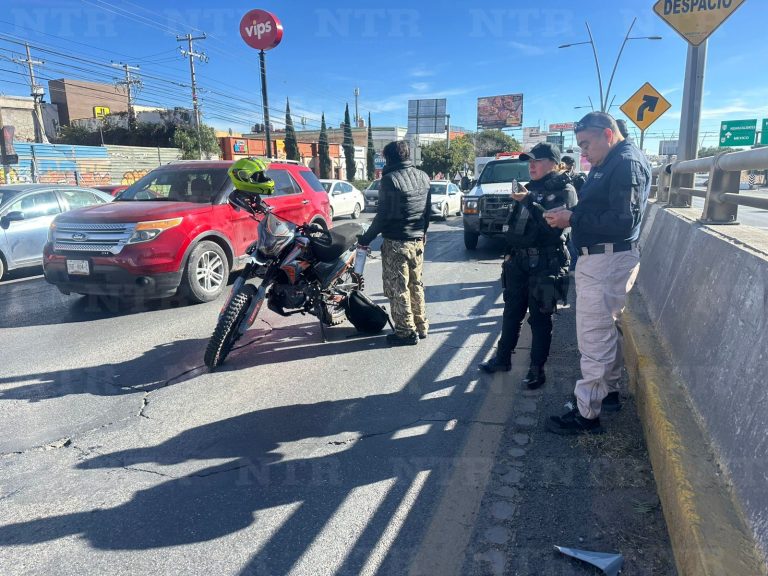 Frena de manera repentina, provoca accidente y huye