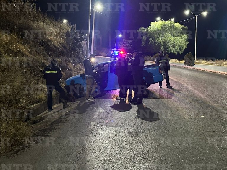 Conductor en estado de ebriedad impacta su auto contra el cerro