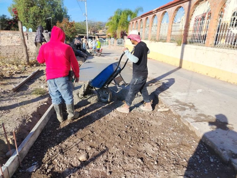 Reparan baches en San Pedro