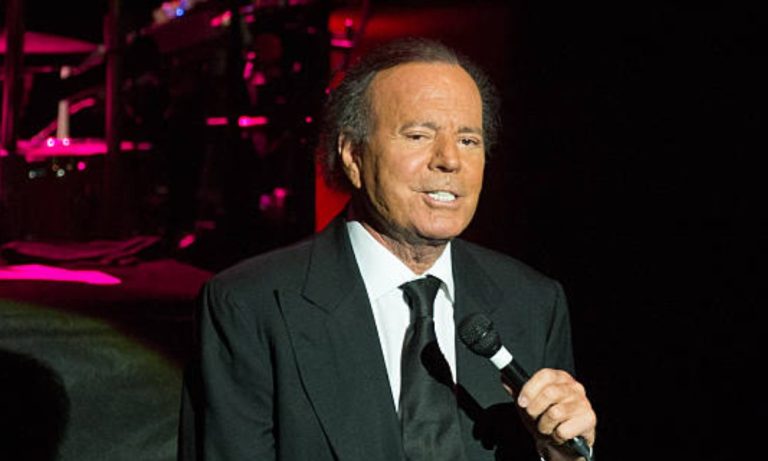 Acusan ex trabajadoras a Julio Iglesias por agresión sexual