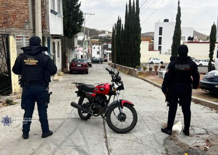 Altera el orden y huye cuando llega la policía