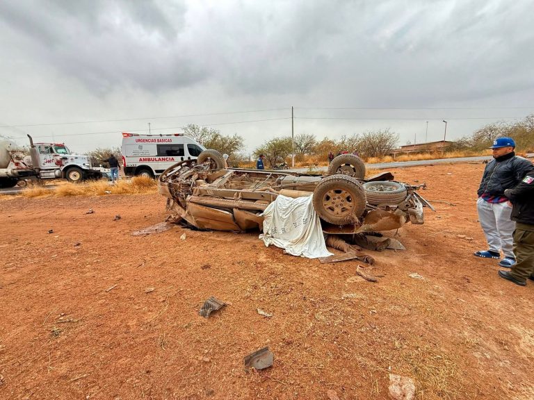 Mueren padre e hijo en volcadura