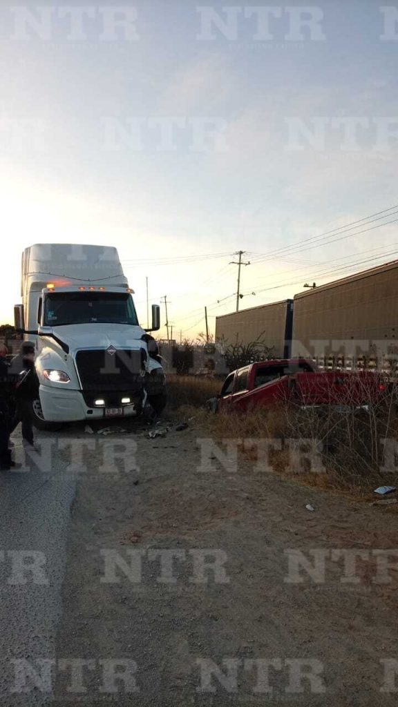 Choque entre un trailer y una camioneta deja cuatro lesionados