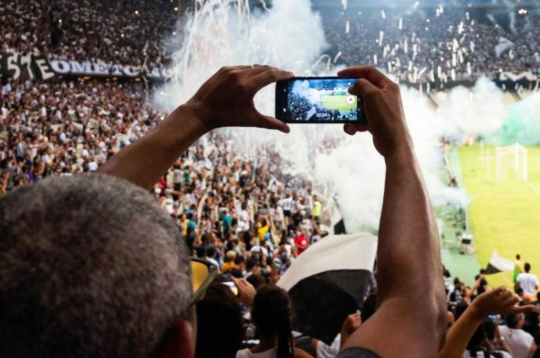 Cómo el celular revolucionó la pasión deportiva en México