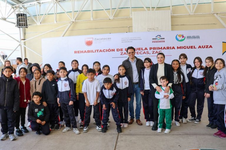 Entregan rehabilitaciones de aulas en la Miguel Auza